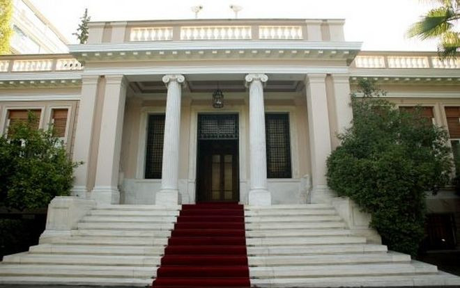 Ειρωνική ανακοίνωση Μαξίμου σε Μητσοτάκη: Καλή επιστροφή στην ξαπλώστρα σου!